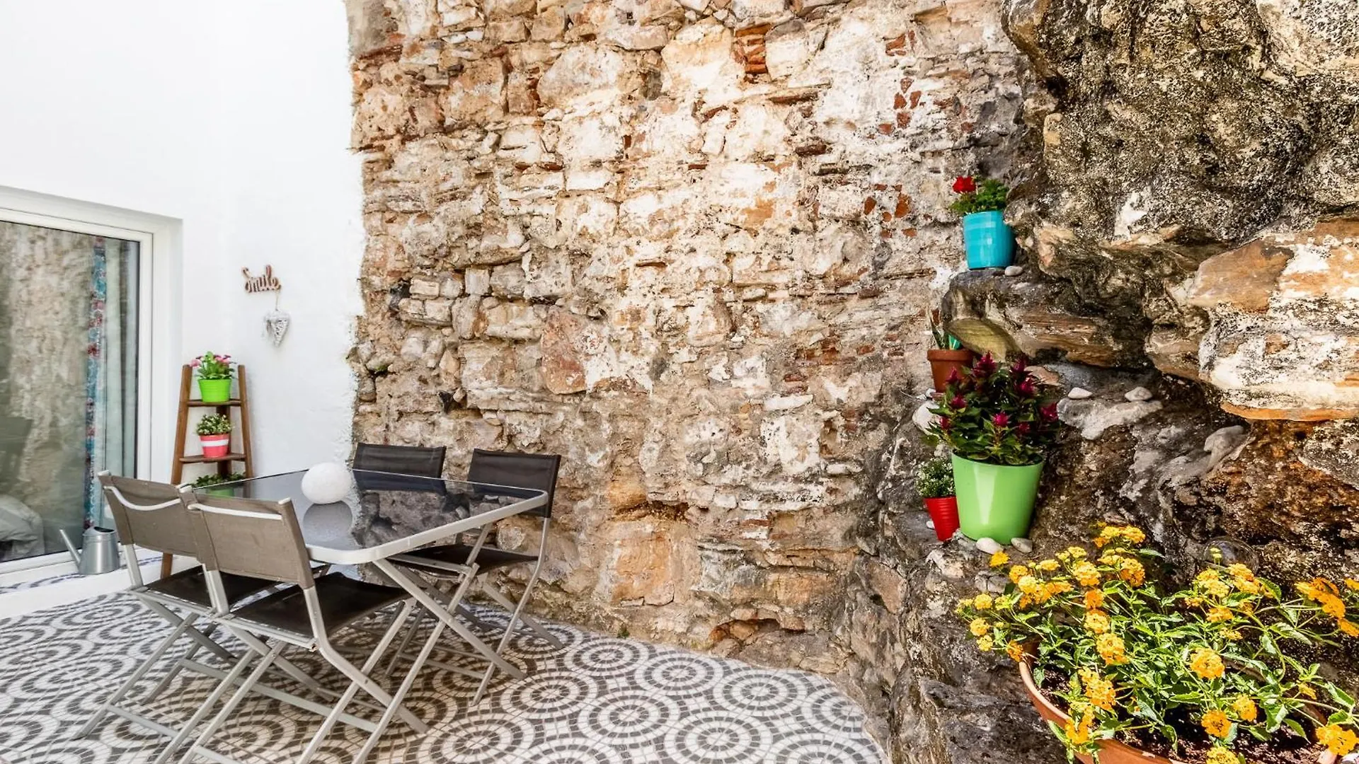 Apartamento Com Patio Em Frente Praia Paco de Arcos Apartment